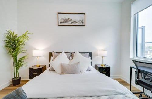 Kitchener Apartment | Modern and Cozy in Central KW with Gym