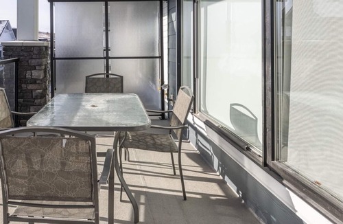 Calgary House | Modern and Luxurious Entire 3 Bedroom + 2 Bath