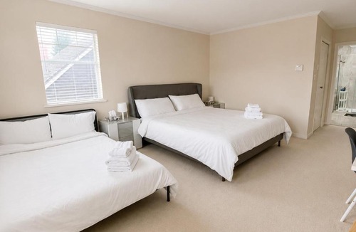 Arbutus Ridge House | Modern bedroom with Ensuite Bath near Kitsilano