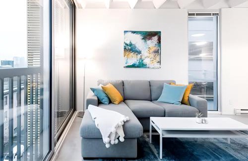 Chinatown Apartment | Modern, Bright & Central 1-Bed Downtown Apt close to Rogers Arena