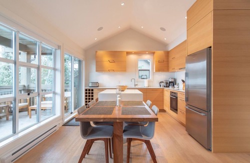 Blackcomb Condo | Modern cabin | Close to Lost Lake | BBQ | Hot tub