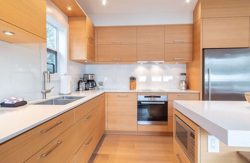 Blackcomb Condo | Modern cabin | Close to Lost Lake | BBQ | Hot tub