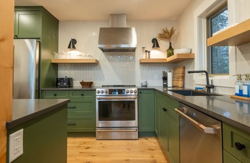 Windermere House | Modern Cabin Hot Tub 2 Kings 8 Beds