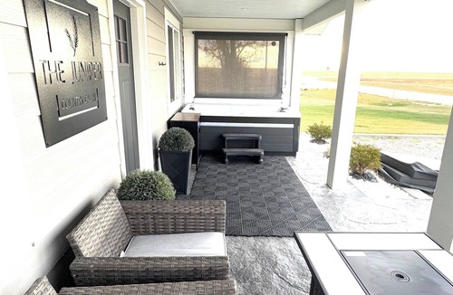 Fort Macleod Cabin | Modern cabin with King Bed, full kitchen and laundry.