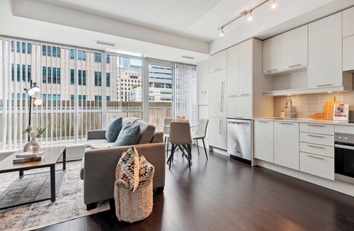 Downtown Toronto Apartment | Modern Central 1-BR Condo in DT Toronto