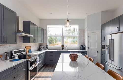 Fernie House | Modern chalet: ski in/out ideal location 10 beds