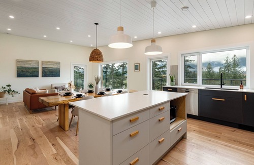 Mount Currie House | Modern Chalet with Stunning Mountain Views just 30 min from Whistler