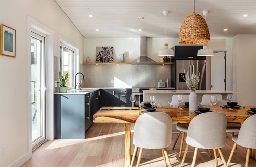 Mount Currie House | Modern Chalet with Stunning Mountain Views just 30 min from Whistler