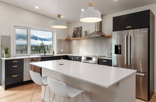 Mount Currie House | Modern Chalet with Stunning Mountain Views just 30 min from Whistler