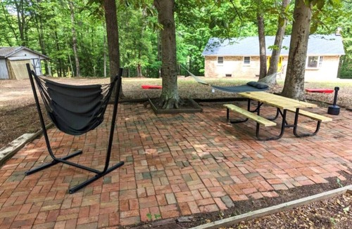 North Chesterfield House | Modern Comforts, Classic Charm: Neighborhood Gem