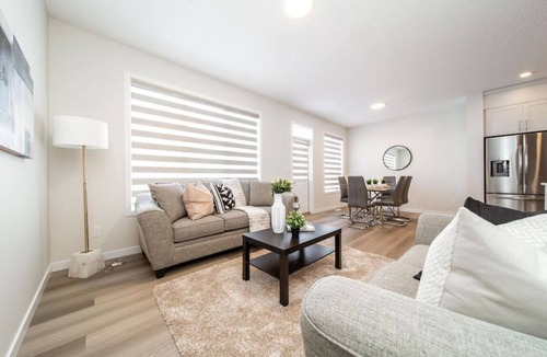 Southwest Edmonton House | Modern & Comfy ~ 25min to City ~ King & Queen Beds
