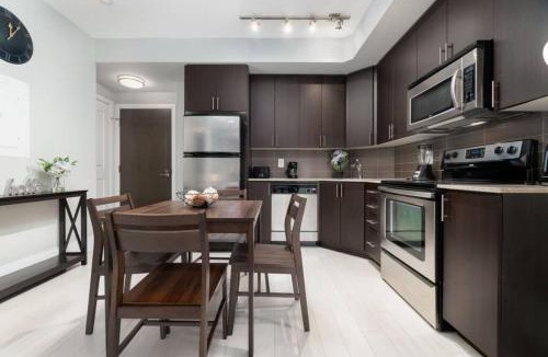 Wellington Place House | Modern Condo 1 BD 1BA with a Sofabed Downtown