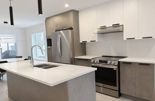 Longueuil Condo | Modern condo by Boisé du Tremblay with parking and fitness equipments