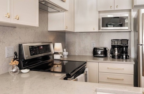 North End Condo | Modern Condo in Downtown Kelowna-HE426