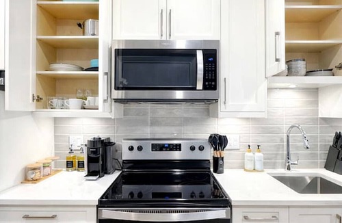 Marpole House | Modern Cozy Studio| 10 Min To YVR and Downtown