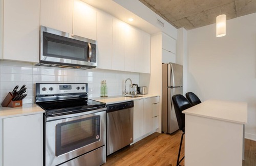 Quartier des Spectacles Apartment | Modern Downtown Apartment | Parking Included