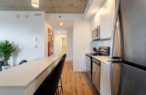 Quartier des Spectacles Apartment | Modern Downtown Apartment | Parking Included