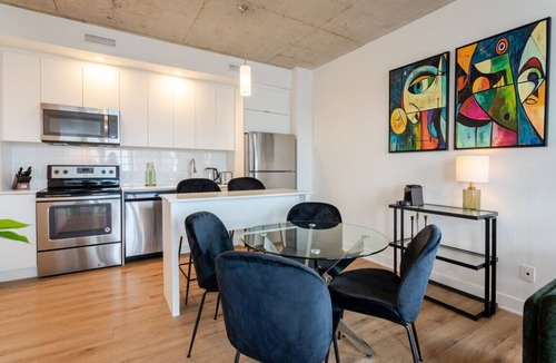 Quartier des Spectacles Apartment | Modern Downtown Apartment | Parking Included