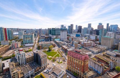 Gastown Apartment | Modern Downtown Apartment with Million City Views