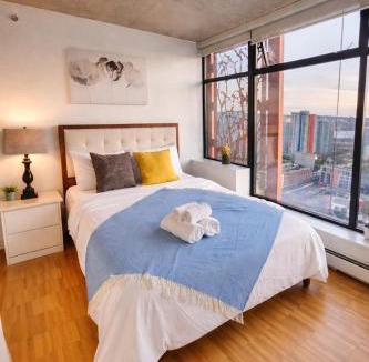 Gastown Apartment | Modern Downtown Apartment with Million City Views