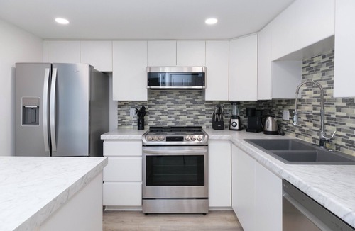 Mount Pleasant Apartment | Modern Downtown Condo w/Views, Gym & Sauna Access