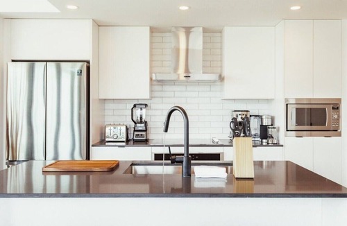 Downtown Kelowna Apartment | Modern Downtown Retreat with Lake Views