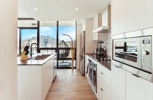 Downtown Kelowna Apartment | Modern Downtown Retreat with Lake Views
