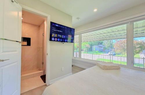 North York House | Modern Ensuite Rooms - Walk to Subway Station & Rogers Stadium
