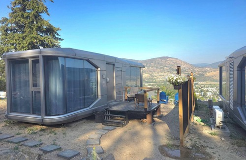Okanagan-Similkameen Cottage | Modern Glass Pod on Vineyard