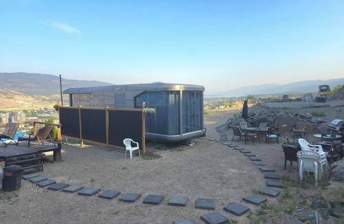 Okanagan-Similkameen Cottage | Modern Glass Pod on Vineyard