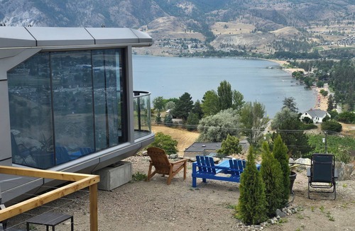 Okanagan-Similkameen Cottage | Modern Glass Pod on Vineyard