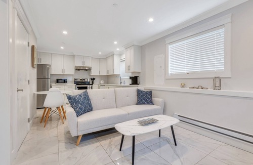 East Side House | Modern Guesthouse near Skytrain and Free Parking
