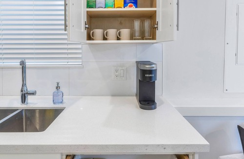 East Side House | Modern Guesthouse near Skytrain and Free Parking