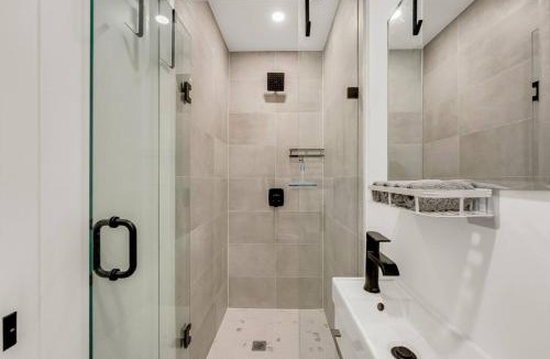Beaconsfield Village House | Modern House sleeps 10 MAJOR INTERNATIONAL SPORTING EVENT BMO Field Lake DT