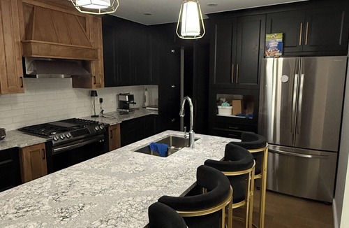 Brooks House | Modern Luxury 6 Bedroom House, Centrally Located in Brooks & Pet-friendly