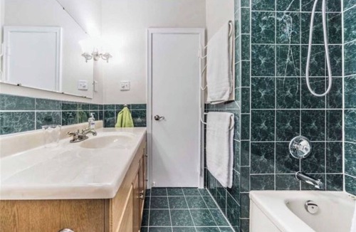 Scarborough House | Modern Main-Floor Suite Free Parking Near Downtown