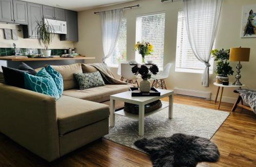 Maple Ridge Bed & Breakfast | Modern Maple Flat