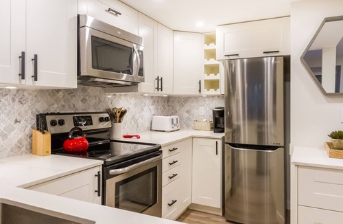 Village North Condo | Modern Mountain Villa/AC/Hot Tub & Pool/Free Parking + Location