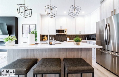 Southwest Edmonton House | Modern Retreat-3 King Beds-Garage-WiFi-Sleeps 10!