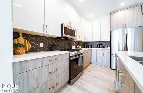 Southwest Edmonton House | Modern Retreat-3 King Beds-Garage-WiFi-Sleeps 10!