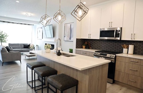 Southwest Edmonton House | Modern Retreat 3 King Beds|Garage|Disney+