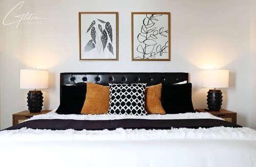 Southwest Edmonton House | Modern Retreat 3 King Beds|Garage|Disney+