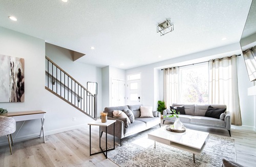 Southwest Edmonton House | Modern Retreat - 3 King Beds - Garage - WiFi - Sleeps 10!