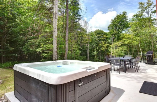 Lac Superieur Village Cottage | Modern Scandinavian Chalet + Jacuzzi, Pool, Lake