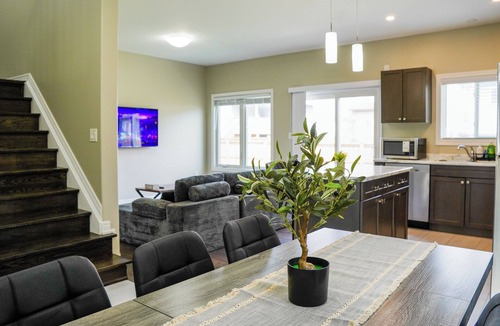 Niagara Falls House | Modern Spacious Home Near Niagara Falls | Free Parking + Fast WiFi