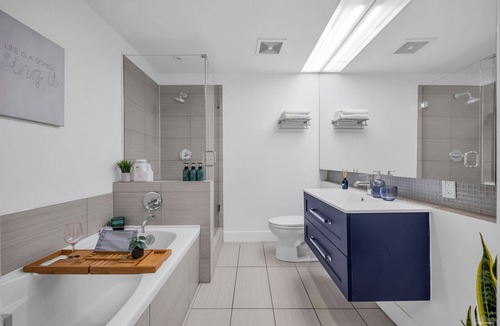 Gastown Apartment | Modern Spacious Loft-Suite in Downtown Vancouver /Free Parking