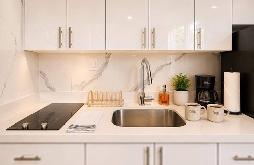 Royal Poinciana Apartment | Modern Studio Private Parking Near Beach