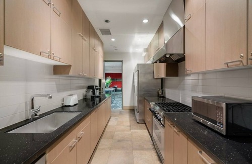 Yaletown Apartment | Modern Studio Suite in Yaletown w/Access to Pool