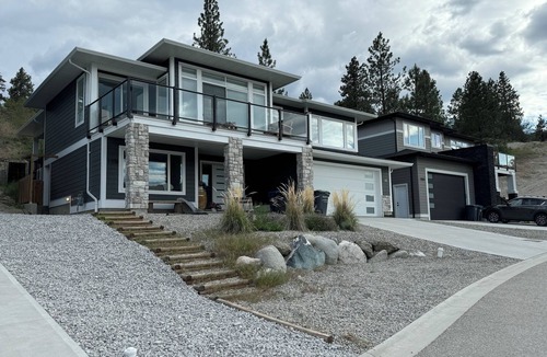 Okanagan-Similkameen House | Modern suite on Bottleneck Drive. Close to restaurants and wineries.