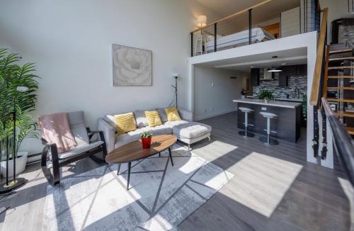 Downtown Vancouver Apartment | Modern top-floor 1-bedroom loft with free parking